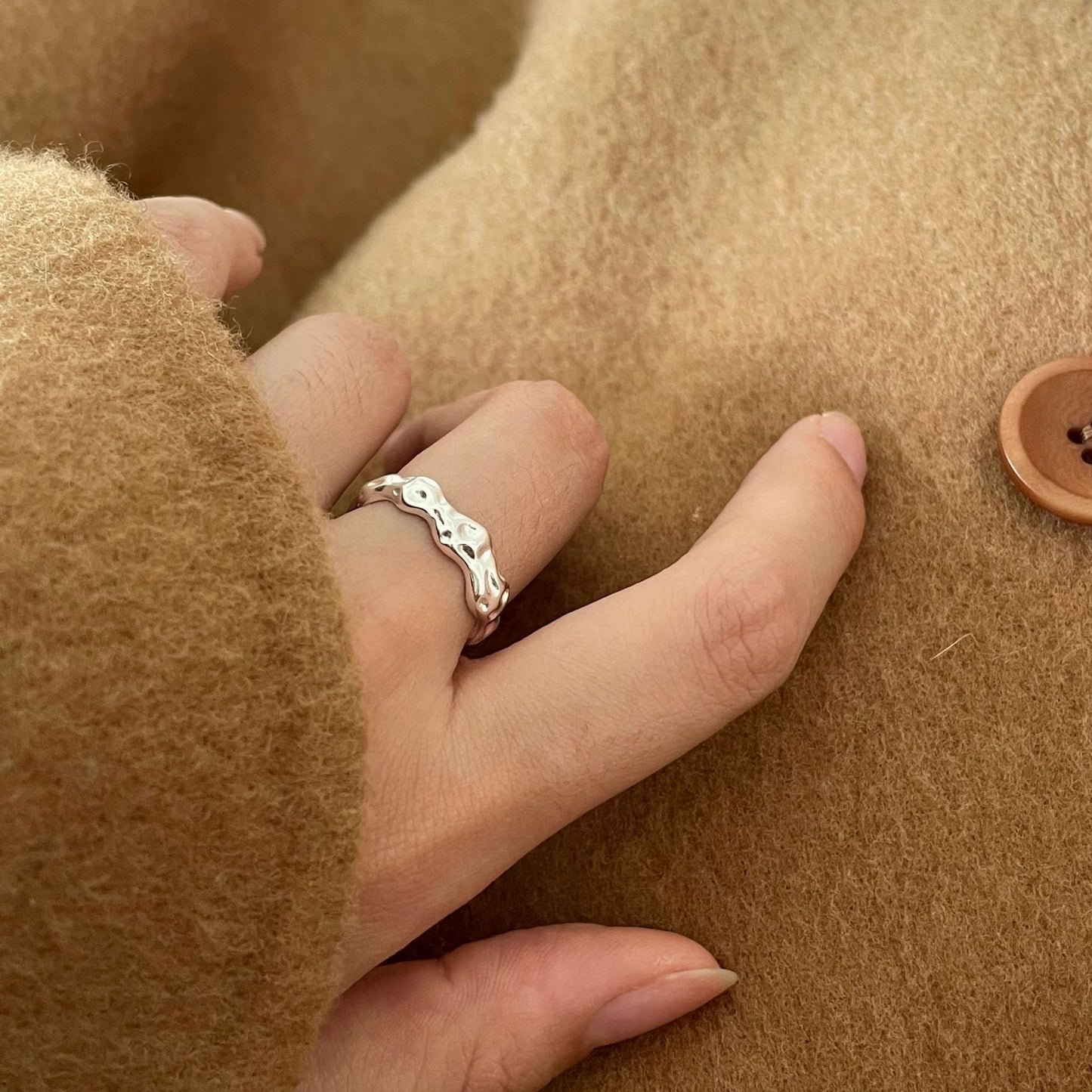 Anello da Donna Minimalista Irregolare a Forma di Cuore in Argento Sterling 925 con Superficie Testurizzata