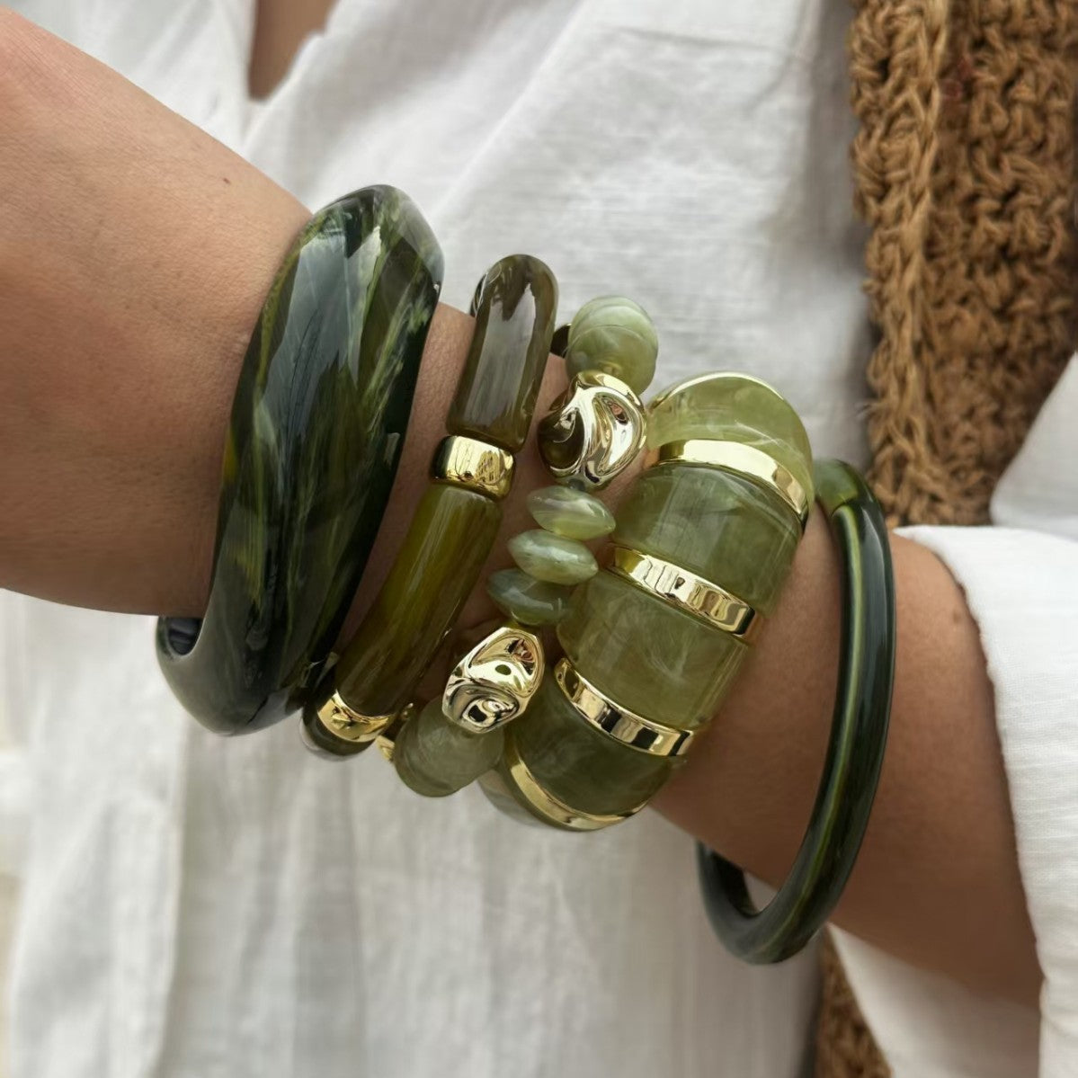 Bracciale vintage in acrilico placcato con motivi geometrici