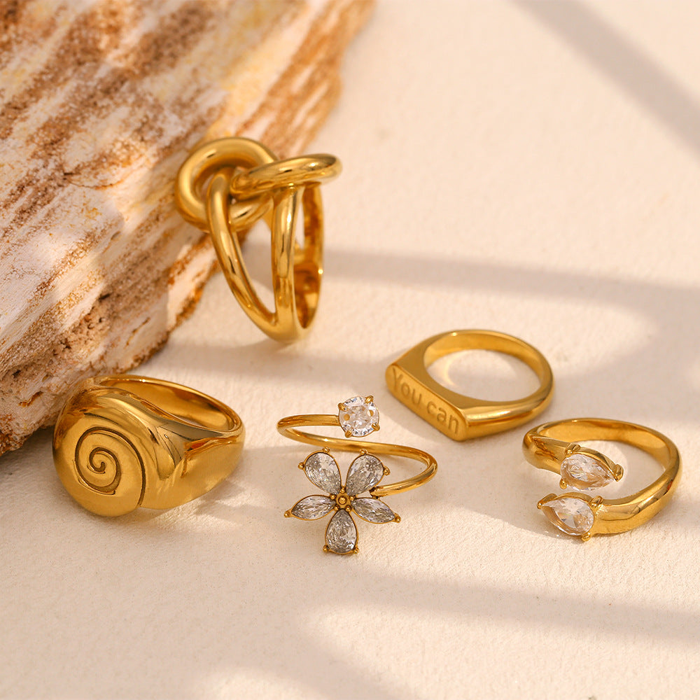 Anillo Minimalista Geométrico de Acero Inoxidable con Flores y Diamantes Blancos y Chapado en Oro de 18K para Mujer