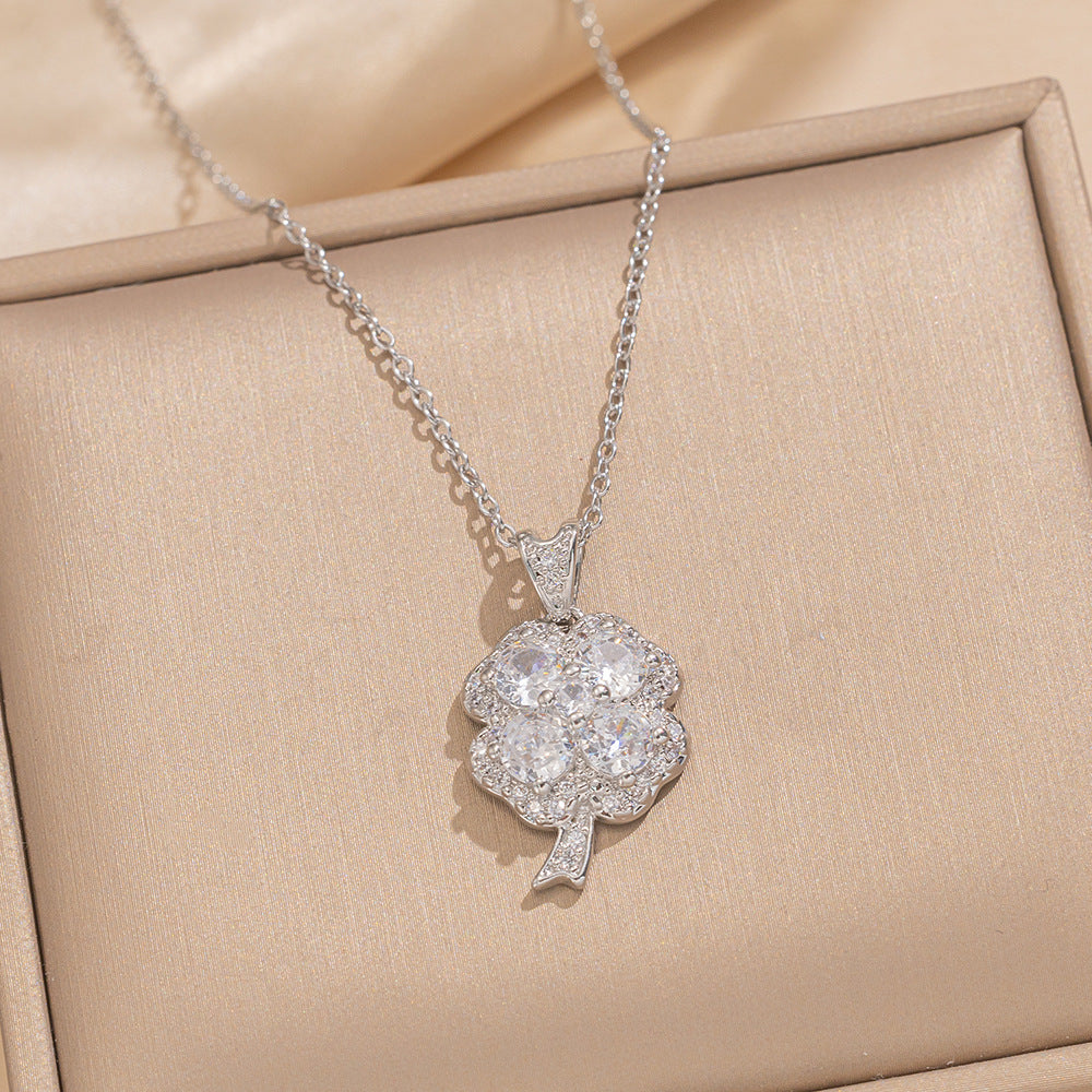 Elegante parure con orecchini a perno e collana a quadrifoglio in acciaio al titanio con intarsio di strass, gioielli minimalisti di lusso per donna
