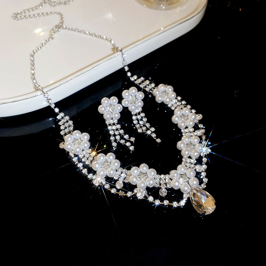 Parure di collana e orecchini pendenti eleganti con perle floreali e intarsi di strass in rame da donna