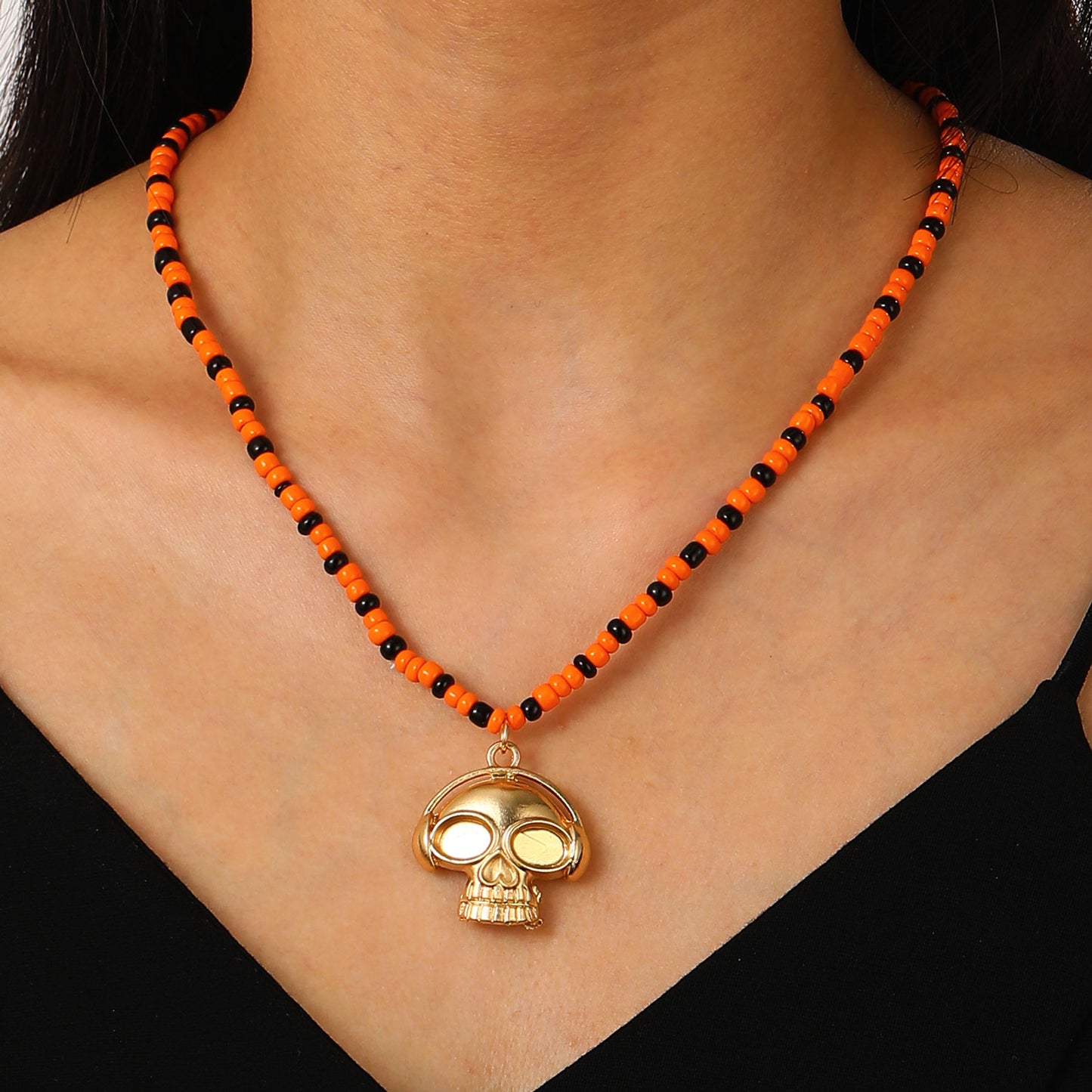 Collar con colgante de calavera gótica de Halloween con cadena de cuentas para mujer, diseño de esqueleto de estilo oscuro en aleación con detalles de cuentas