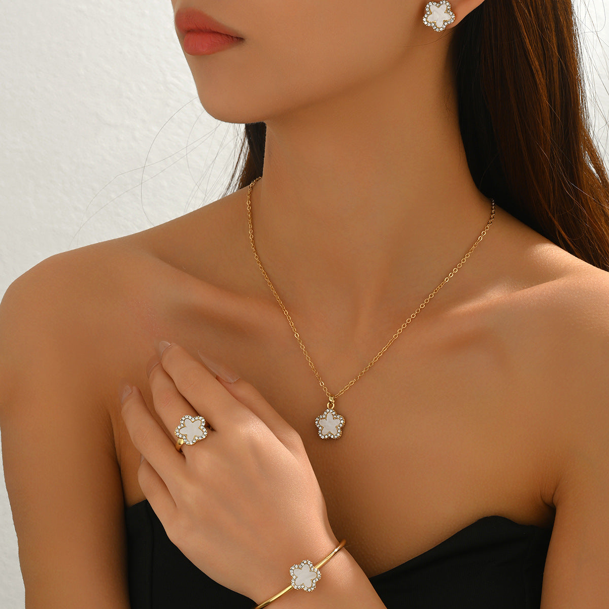 Set di Collana, Orecchini e Anello da Donna in Lega con Inlay di Strass, Motivo Floreale Geometrico, per un Look Elegante Quotidiano