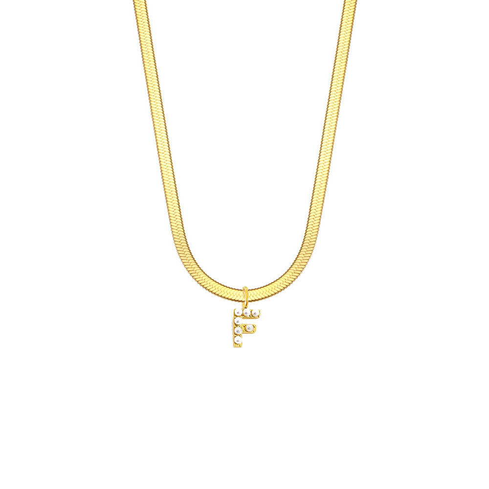 Collar de acero de titanio estilo corte francés vintage con dije de letras y detalles de perlas en cadena de serpiente plana