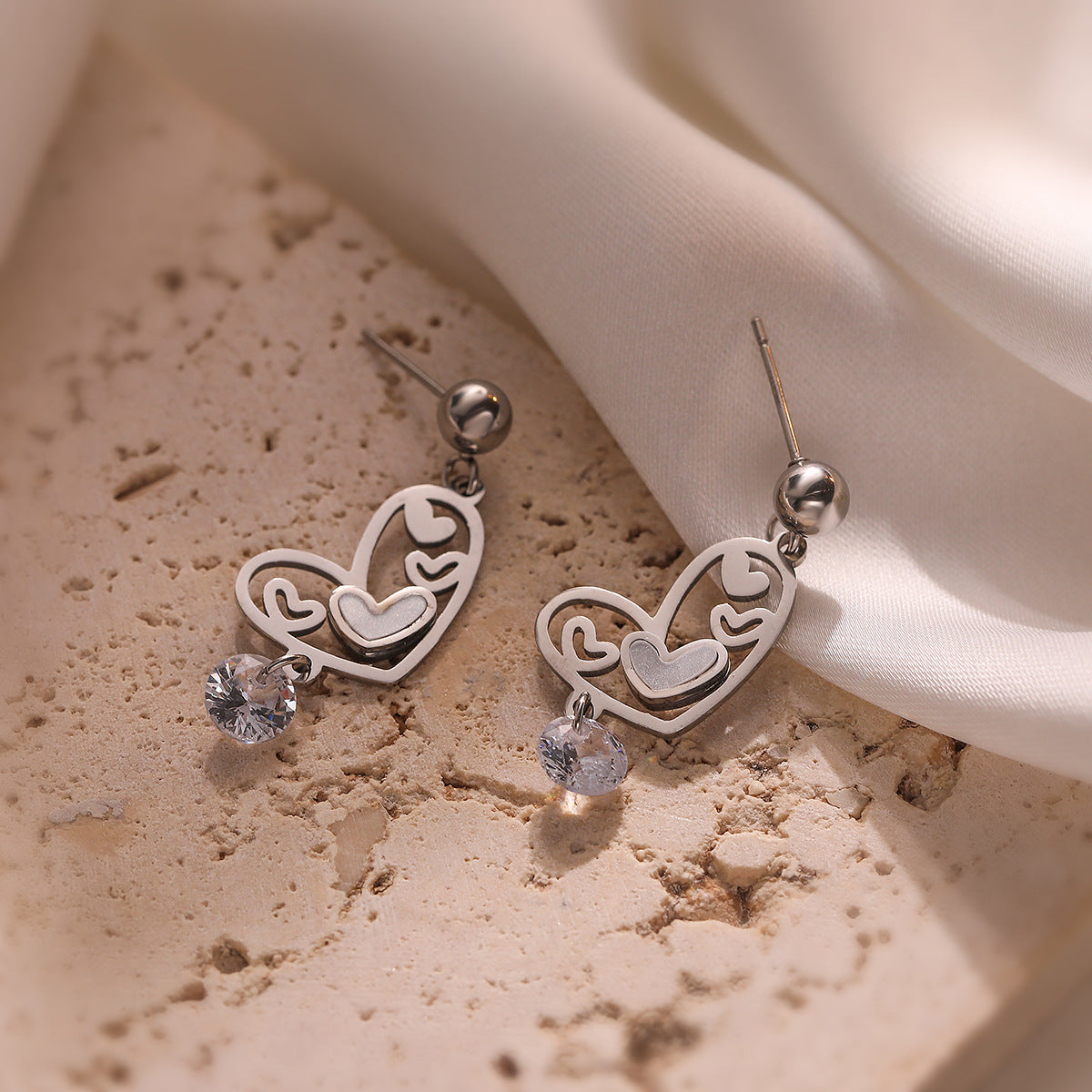 Orecchini minimalisti in acciaio al titanio a forma di cuore vuoto da donna con placcatura in vero oro, gioielli alla moda di lusso