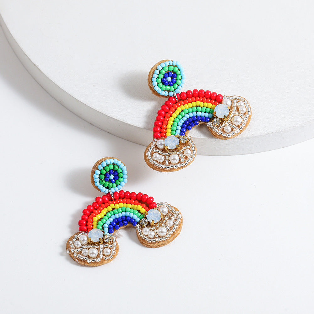 Orecchini a perno unisex in acciaio inossidabile con nuvola arcobaleno intrecciata a mano e perle, gioielli da festa