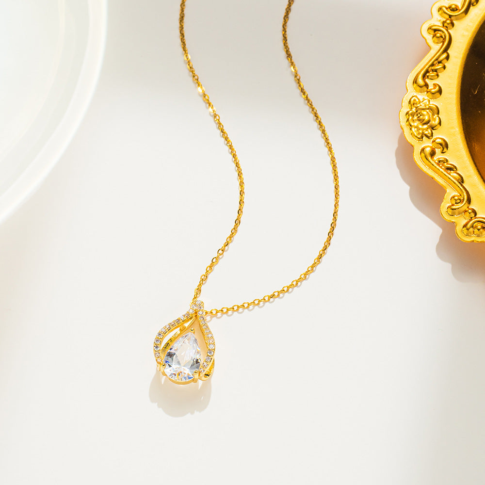 Collana da donna a goccia minimalista in acciaio al titanio con placcatura in oro 18 carati e intarsi in strass su catena a O