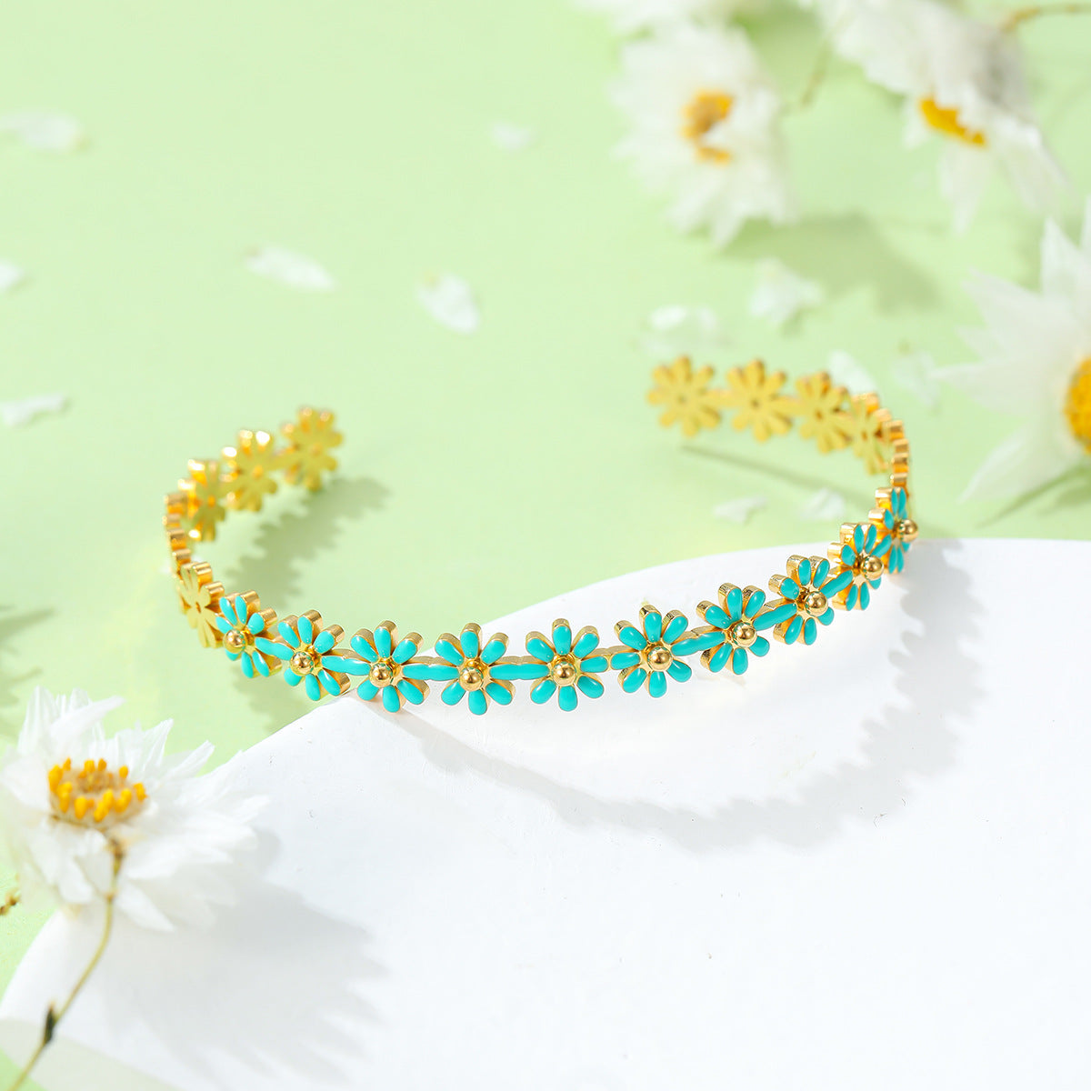 Pulsera de acero titanio con esmalte de margarita fresca y dulce para mujer con acabado chapado