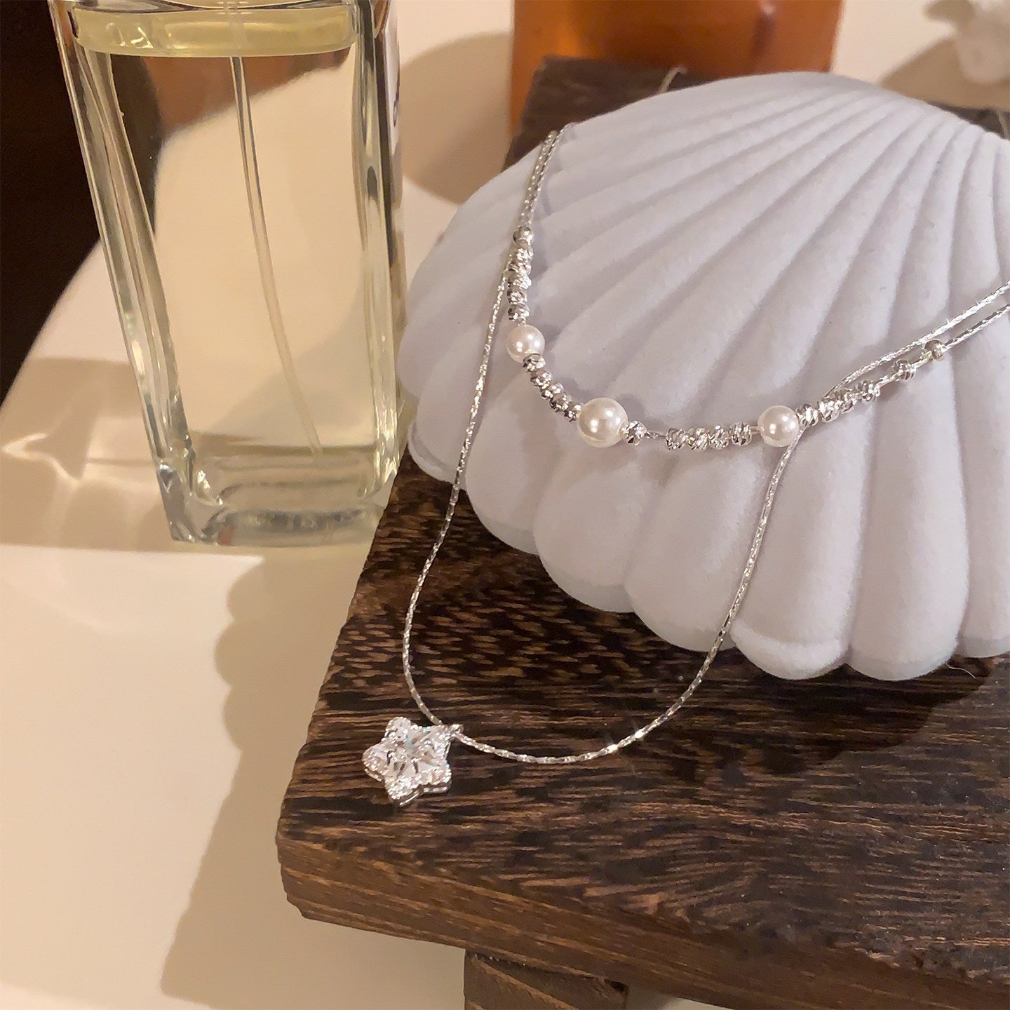 Collana con Ciondolo a Stella Minimalista in Lega con Accenti di Perle Sintetiche, Finitura Placcata, Delicata Catena a Clavicola da Donna