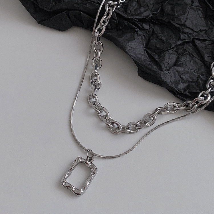 Collana Minimalista Geometrica in Acciaio Titanio con Finitura Lucida per Donna e Uomo, Design a Scatola Multistrato Impilabile