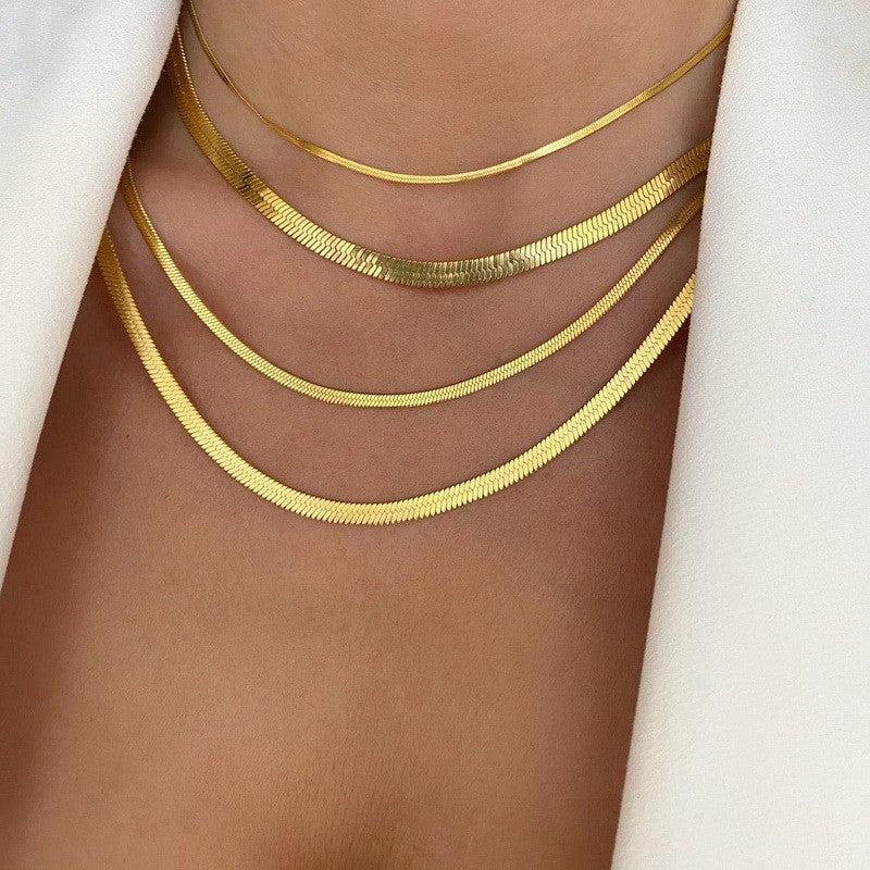 Collana corta minimalista placcata in acciaio al titanio a forma di rombo con catena a lama per uomo e donna