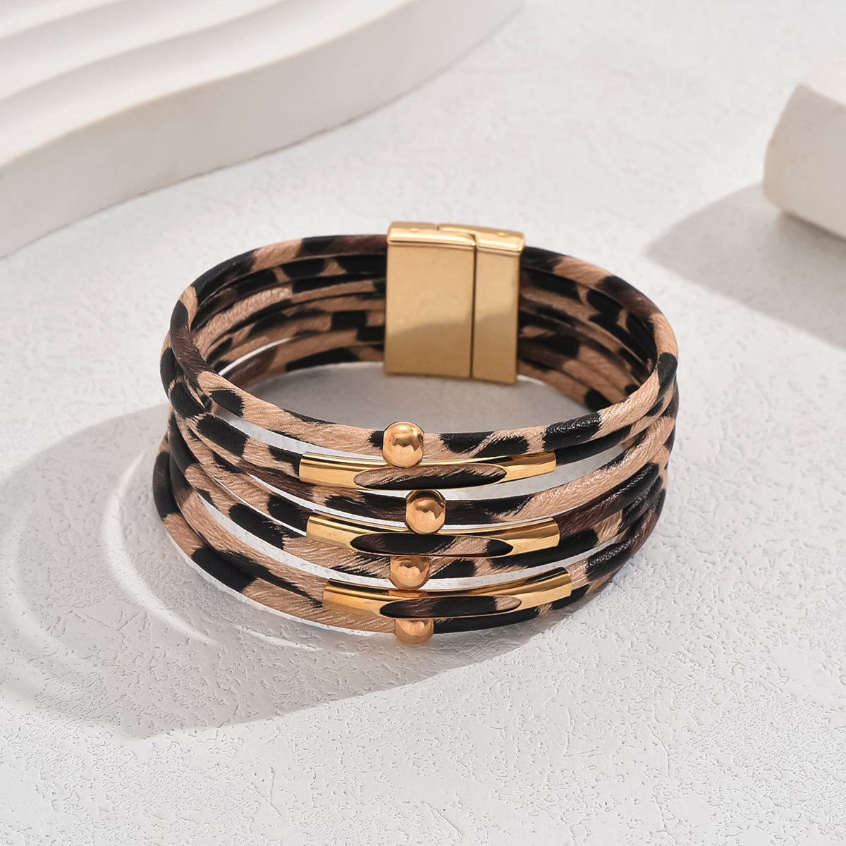 Bracciale in pelle geometrico minimalista di lusso da donna con accenti placcati oro e design leopardato multistrato