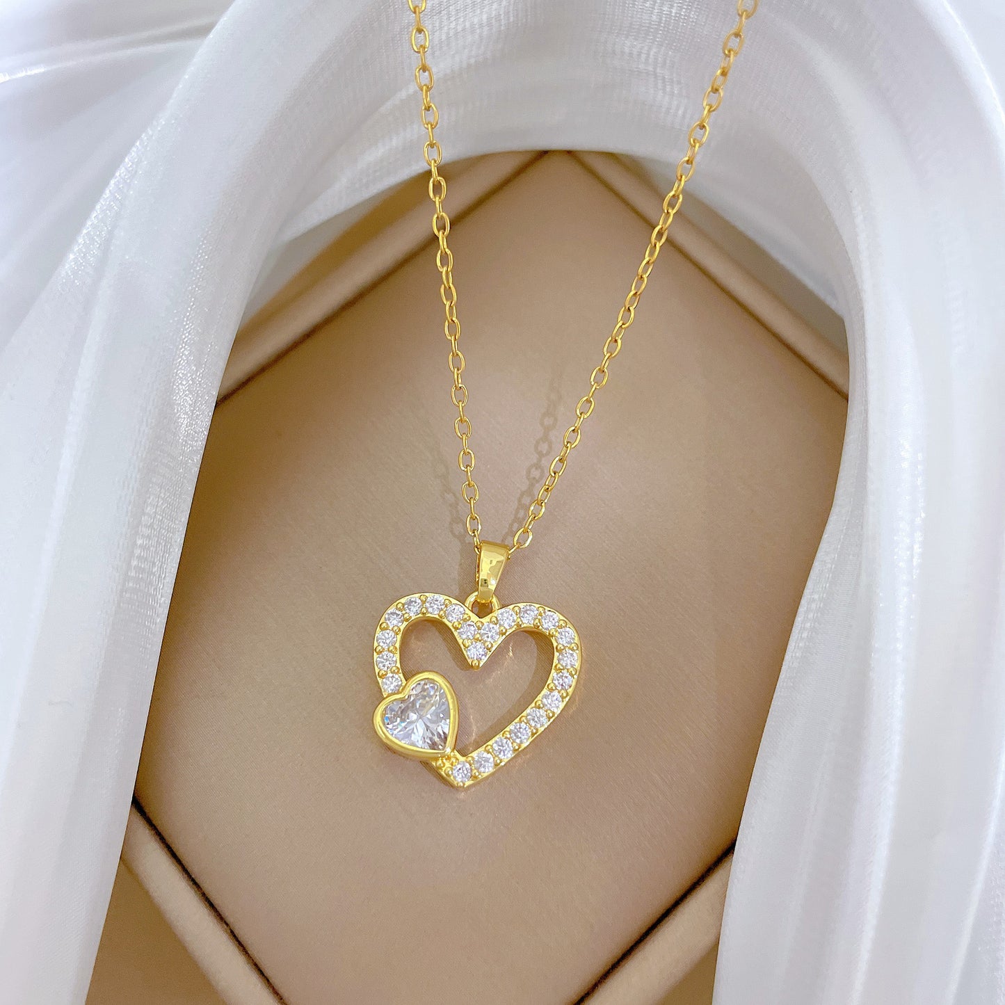 Collana in acciaio inossidabile a forma di cuore stile cartone animato con intarsio completo di strass per donne e uomini, delicata catena per clavicola