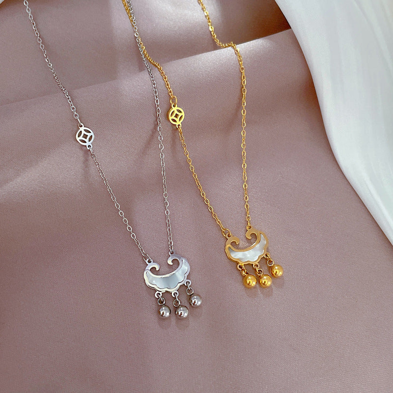 Collar con colgante geométrico estilo dibujo animado para mujer, hecho de acero de titanio con chapado en oro e incrustaciones de nácar