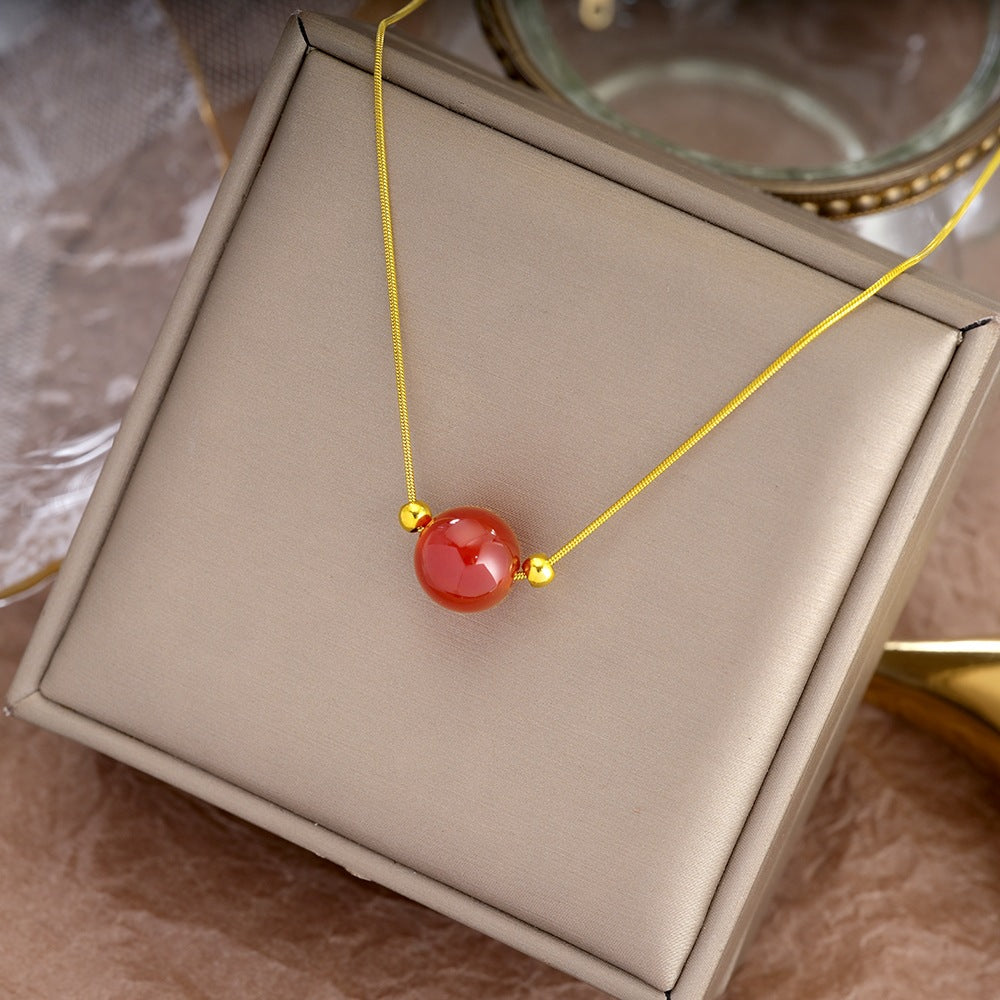 Collana con ciondolo floreale minimalista in agata rossa per donna con catena a serpente in acciaio al titanio e finitura placcata