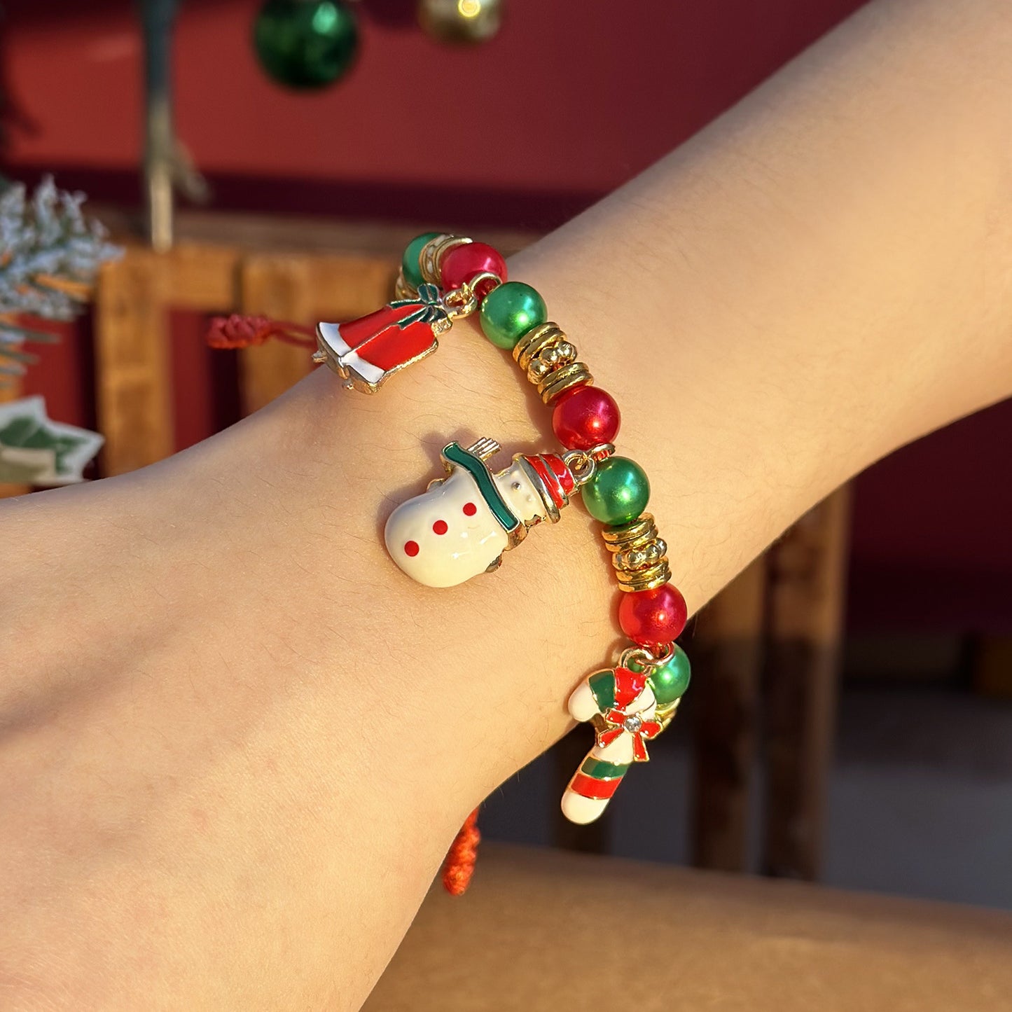 Pulsera de Navidad Ajustable Hecha a Mano con Dijes de Papá Noel y Copo de Nieve, Diseño Geométrico de Aleación, Accesorio Festivo para Fiestas