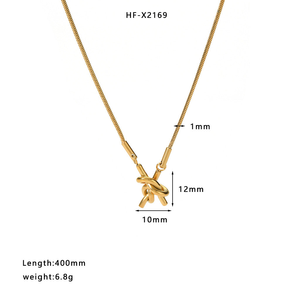 Collana pendente con nodo da marinaio minimalista da donna in acciaio inossidabile placcato oro 18 carati su catena ondulata