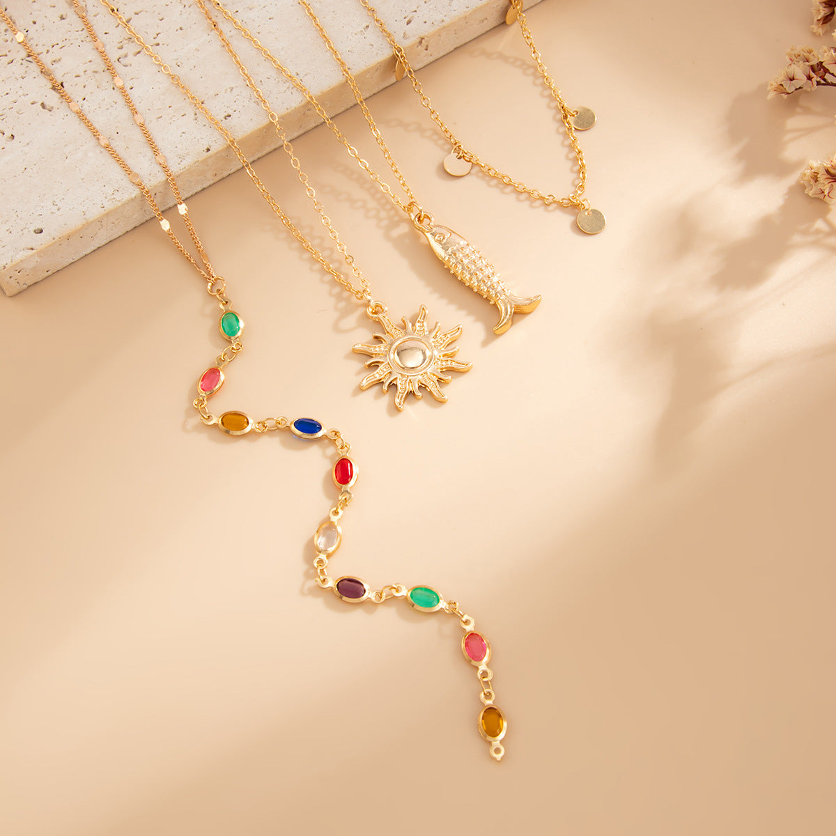 Collana con ciondolo a forma di pesce minimalista ispirata all'oceano con dettagli in cristallo e nappe a strati per donna