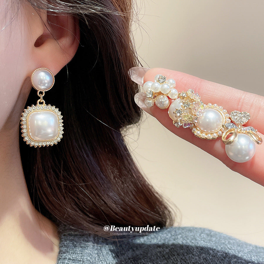 Set di orecchini a perno con perle a farfalla e floreali da donna con perni in acciaio, finitura smaltata, stile minimalista per tutti i giorni