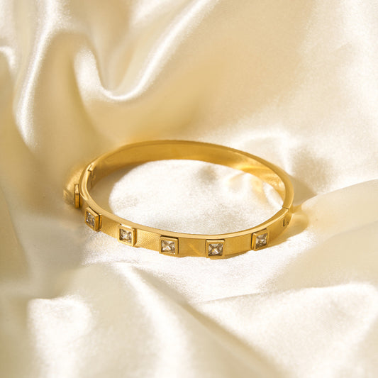 Bracciale Geometrico in Acciaio Inossidabile Stile INS con Placcatura Oro 18K e Intarsio Zirconi, Accessorio di Moda Ipoallergenico