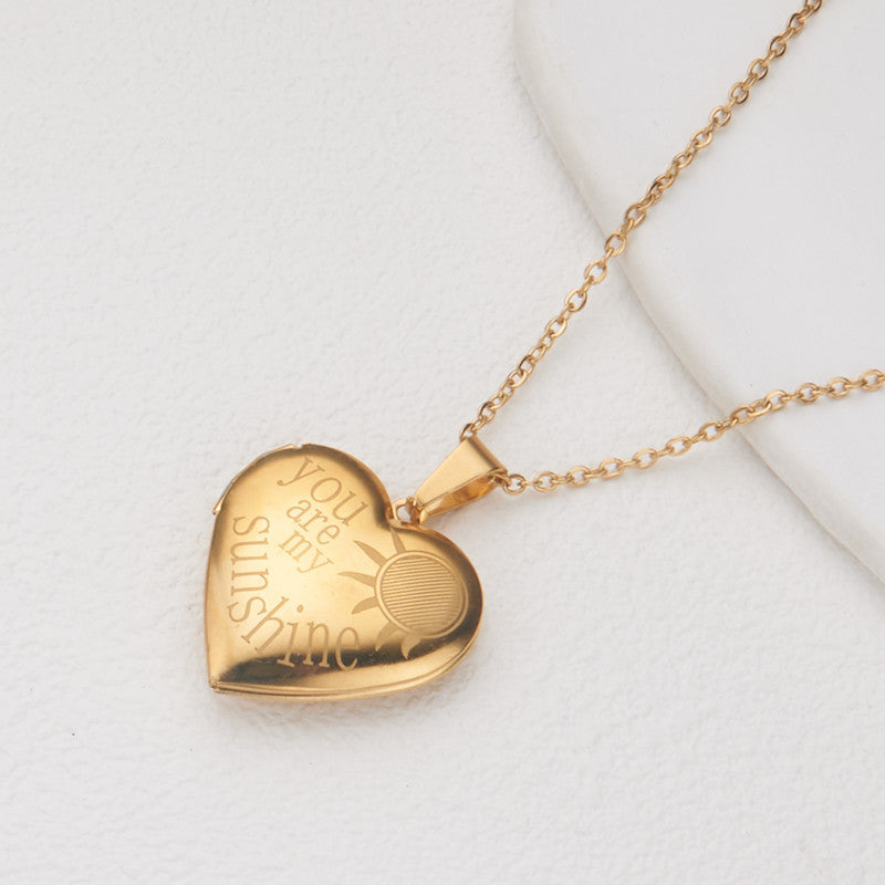 Collana con Pendente Minimalista a Cuore in Acciaio Inossidabile, Design con Cornice Portafoto Apribile e Finitura Galvanizzata