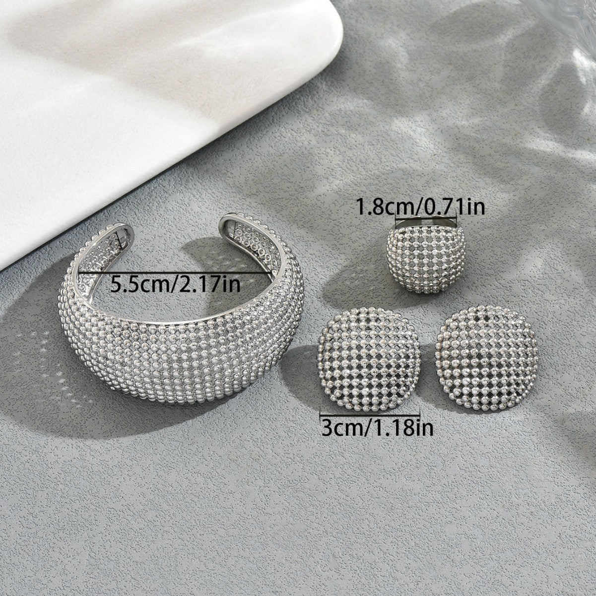 Set di gioielli placcati in lega di zinco con bracciale, orecchini e anello a forma geometrica traforata da donna