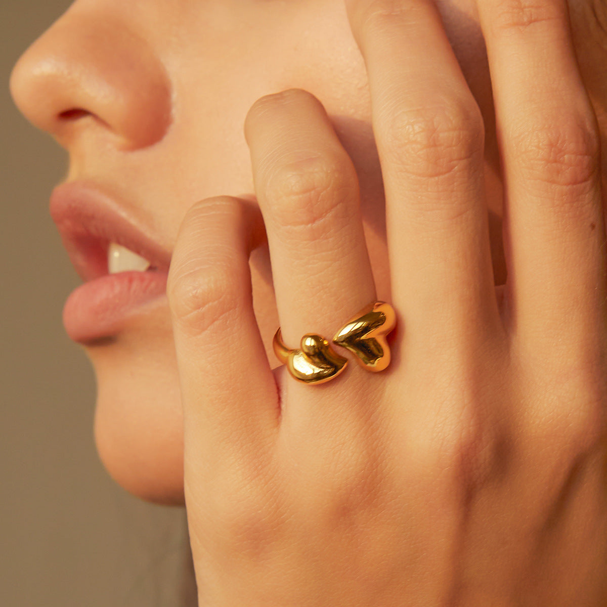 Anello da donna regolabile aperto a cuore asimmetrico in acciaio inossidabile placcato oro 18K alla moda