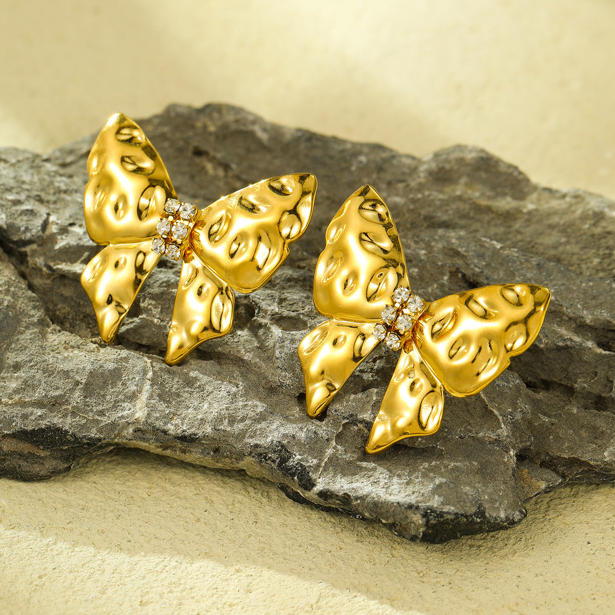 Pendientes de tuerca de acero de titanio en forma de lazo de moda minimalista con incrustaciones de diamantes de imitación para mujer