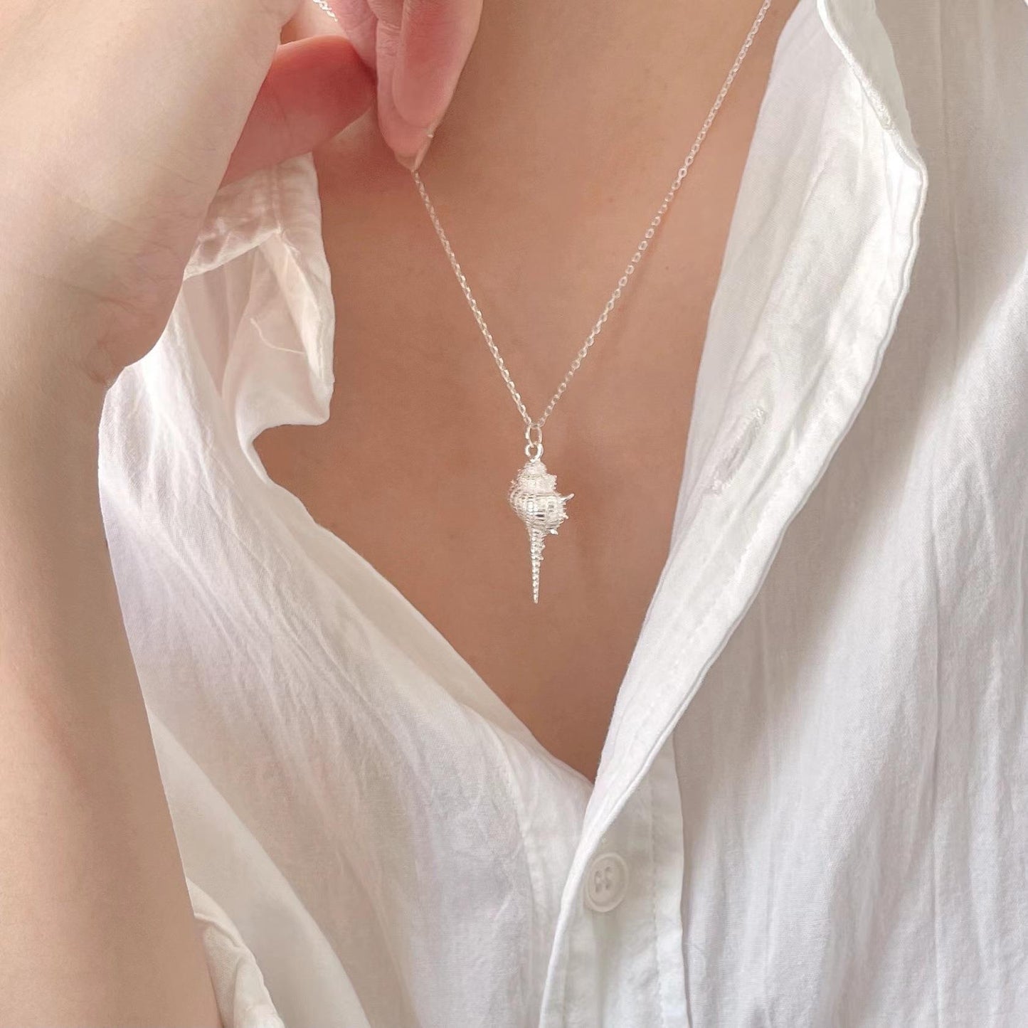 Collar con colgante de concha vintage en plata de ley 925 con estética minimalista chic y de tonos fríos