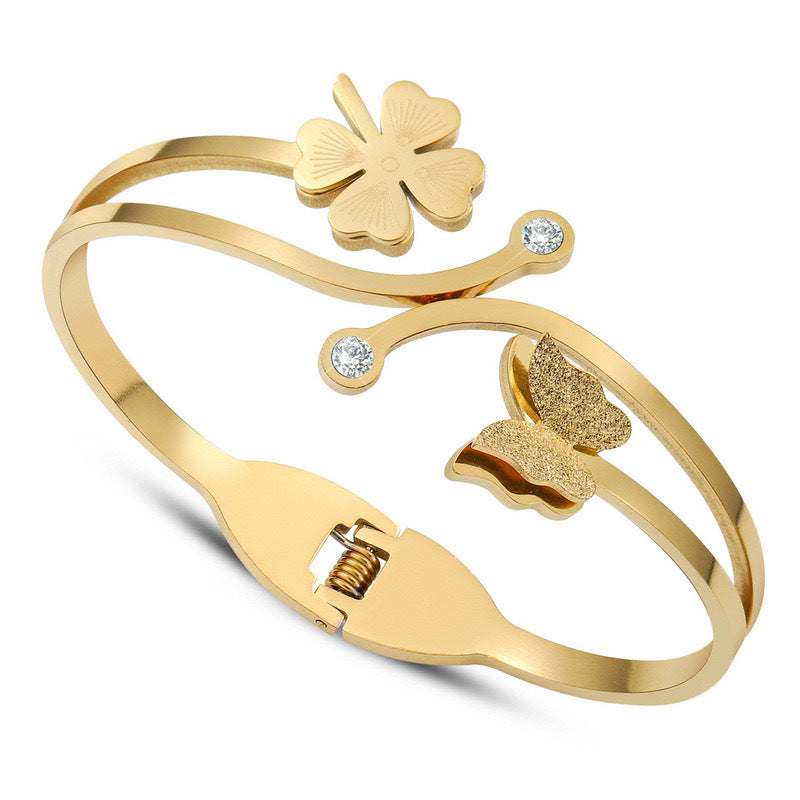 Elegante bracciale aperto in acciaio al titanio placcato oro 18 carati con farfalla e zirconi intarsiati, finitura opaca, da donna