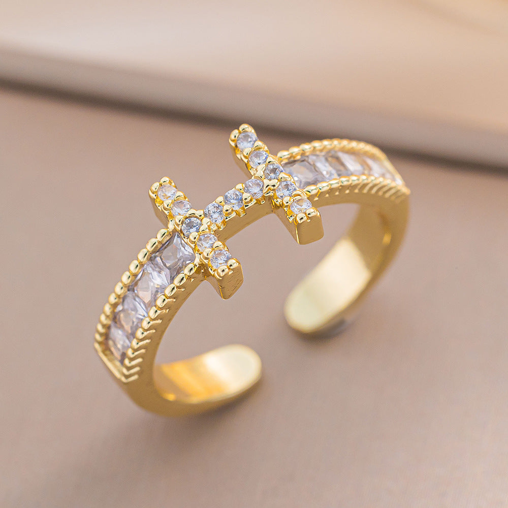 Anello Aperto Regolabile Minimalista alla Moda con Fascia in Rame Placcato Oro e Design con Lettere Incise per Donne