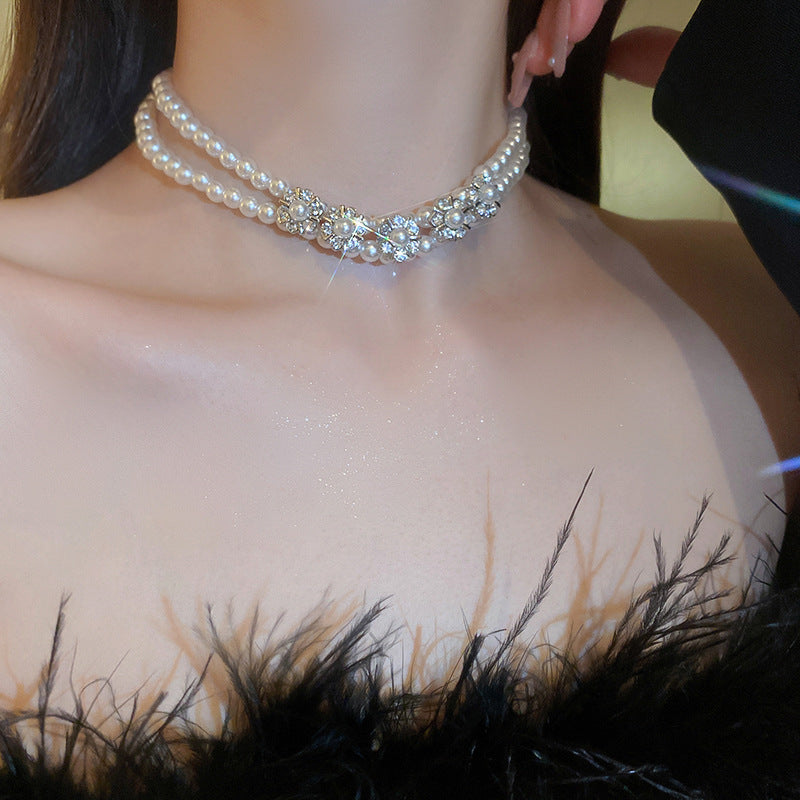 Elegante collar con colgante de lazo de diamantes de imitación y detalles de nácar perlado para mujer — Delicada cadena para clavícula en estilo de lujo minimalista y a la moda