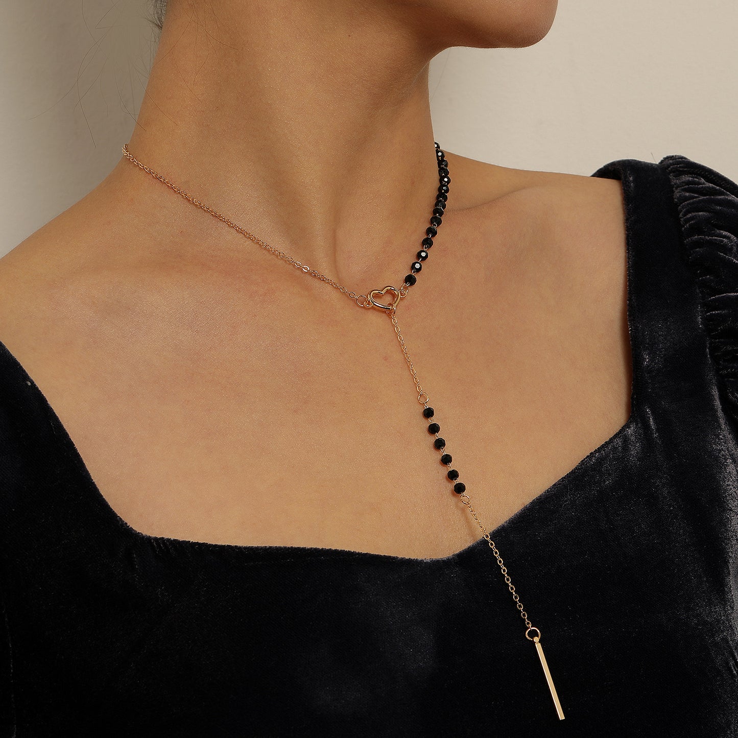 Elegante Collana Pendente da Donna a Tassello Lungo a Y con Ciondolo a Cuore e Catenina a Croce in Lega con Pietra Nera