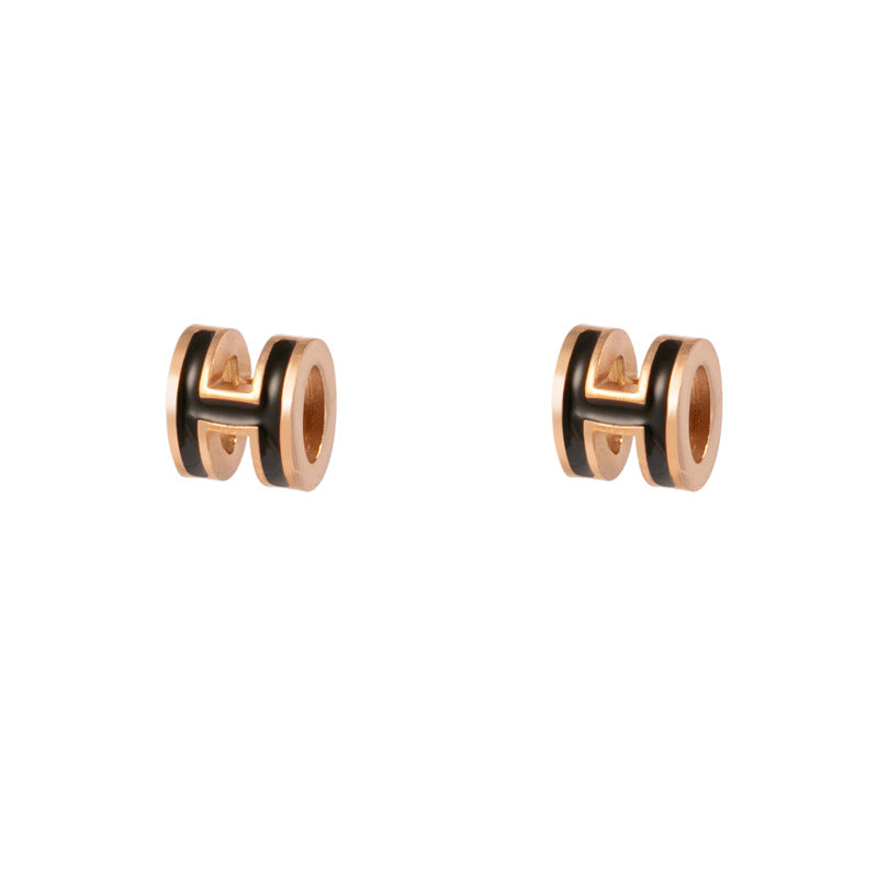 Orecchini a perno da donna in acciaio al titanio a forma di lettera H minimalista, con design geometrico e stile fresco e dolce