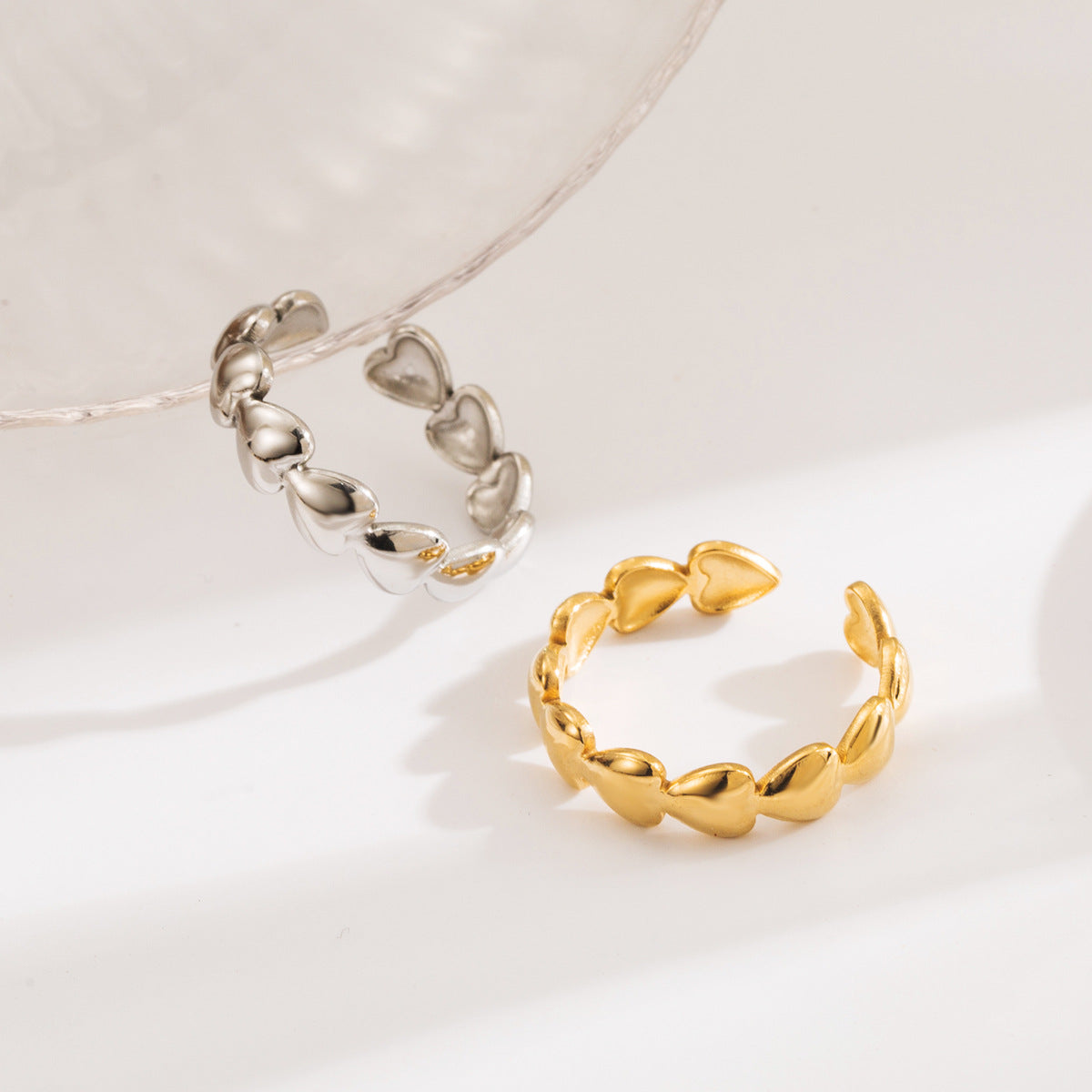 Anillo minimalista de acero inoxidable con forma de corazón para mujer con diseño de banda abierta y acabado chapado