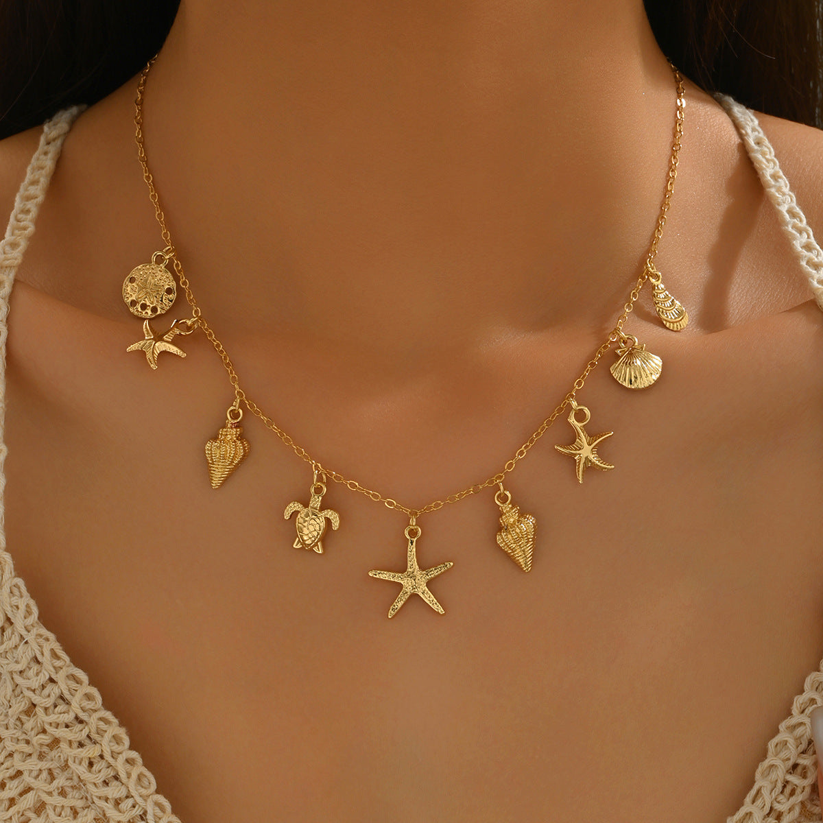 Collar con colgante minimalista de estrella y concha para mujer con cuerpo de aleación y baño de rodio, cadena tipo relicario con diseño geométrico