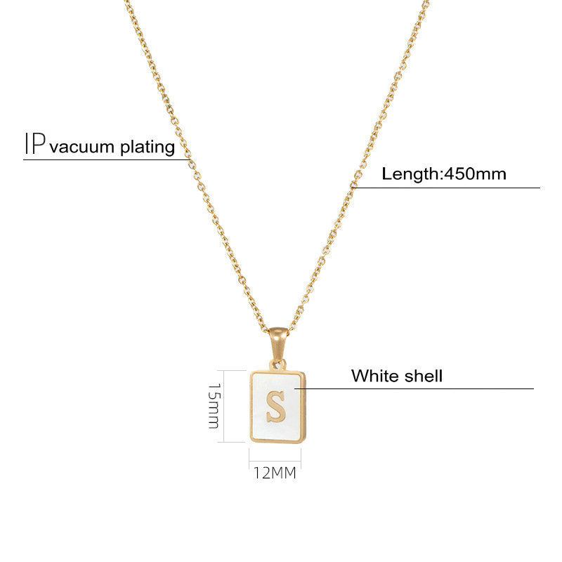 Collana da donna trendy con ciondolo a lettera in acciaio inossidabile placcato oro 18 carati e intarsio in conchiglia bianca