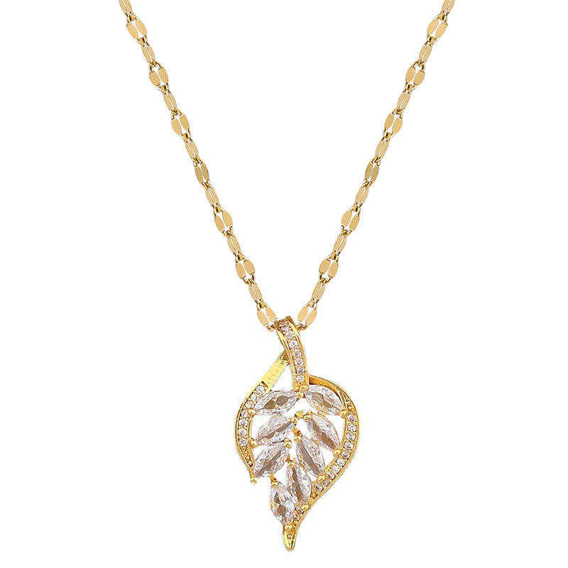 Collana con ciondolo a foglia geometrica in acciaio al titanio micro-pavé di lusso per donna con intarsio di strass e design elegante di ispirazione cortigiana