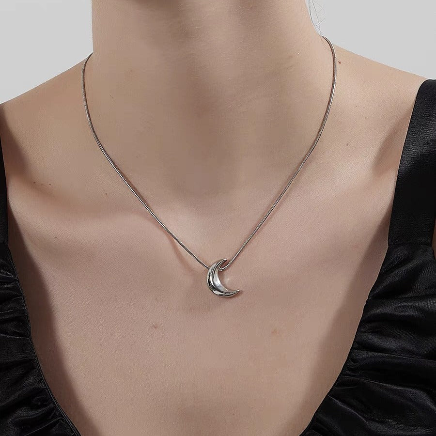 Collar minimalista elegante de luna creciente para mujer, cadena de serpiente pulida de acero de titanio, delicado collar de clavícula, cadena de suéter para capas