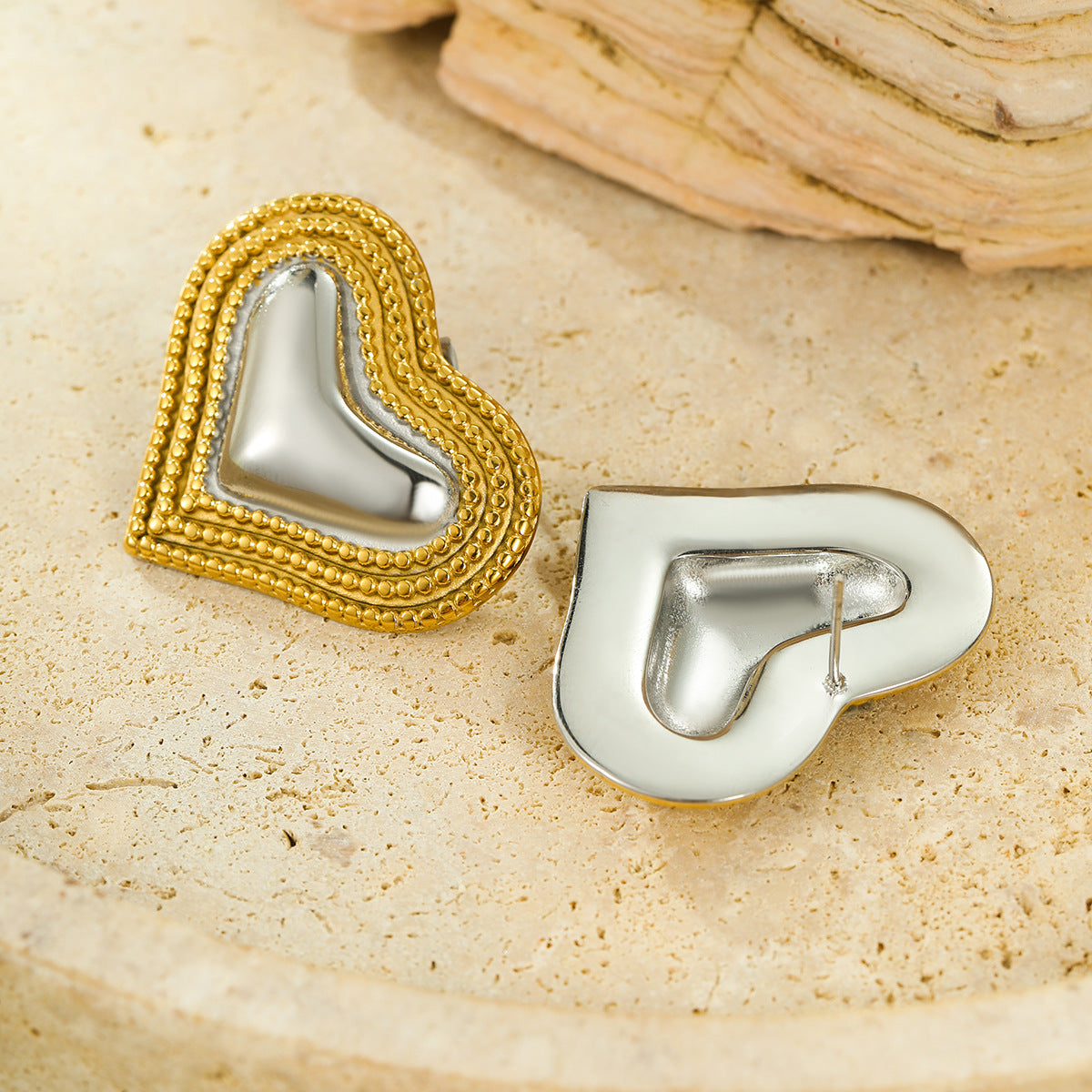 Pendientes de corazón con broche de acero inoxidable pulido estilo vintage, chapado en oro de 18K y borde triple con cuentas