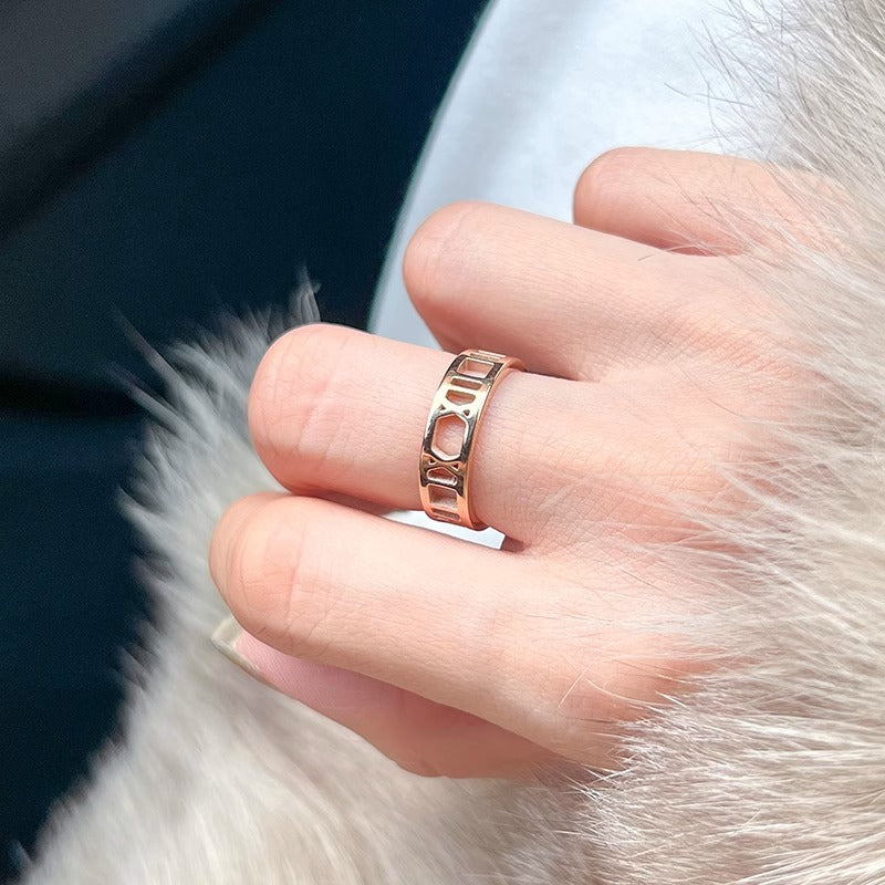 Anello Minimalista in Acciaio al Titanio con Numeri Romani per Uomo e Donna, Design Intagliato e Finitura Placcata