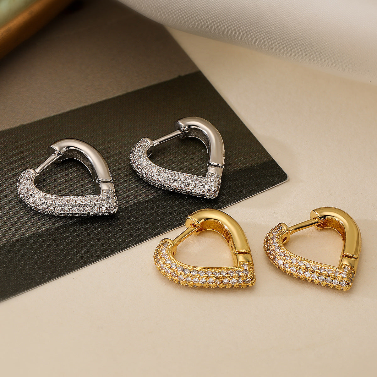 Orecchini Minimalisti a Cuore in Rame con Placcatura in Oro Vero e Zirconi Micro-Incastonati da Donna