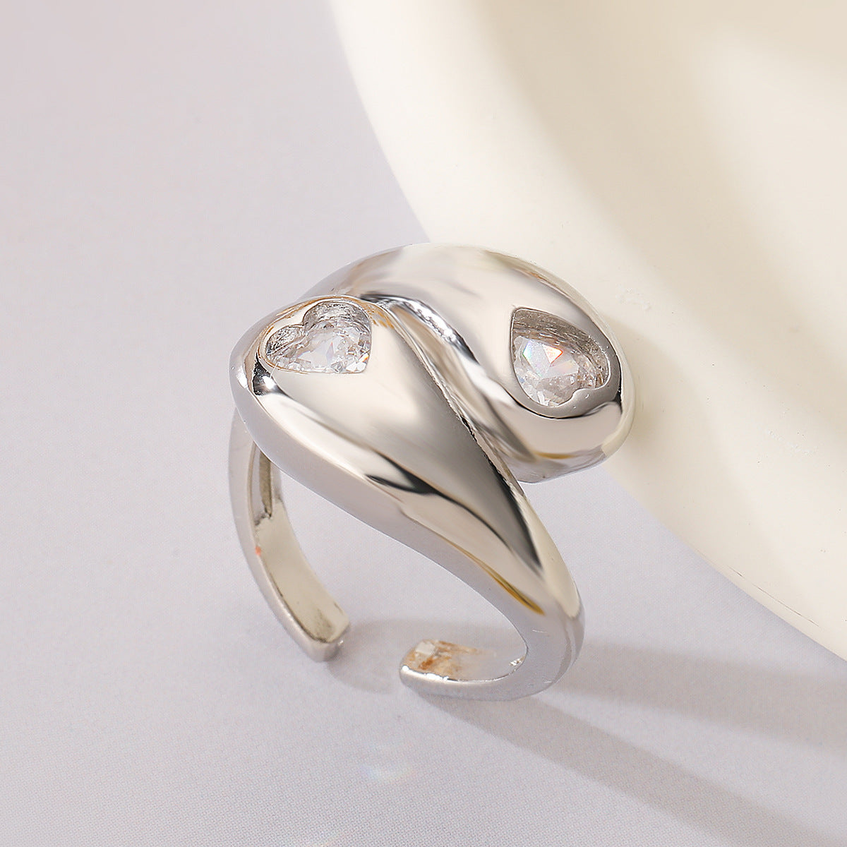 Anello Minimalista a Cuore Aperto Geometrico da Donna in Rame con Placcatura in Oro e Intarsi in Zirconi