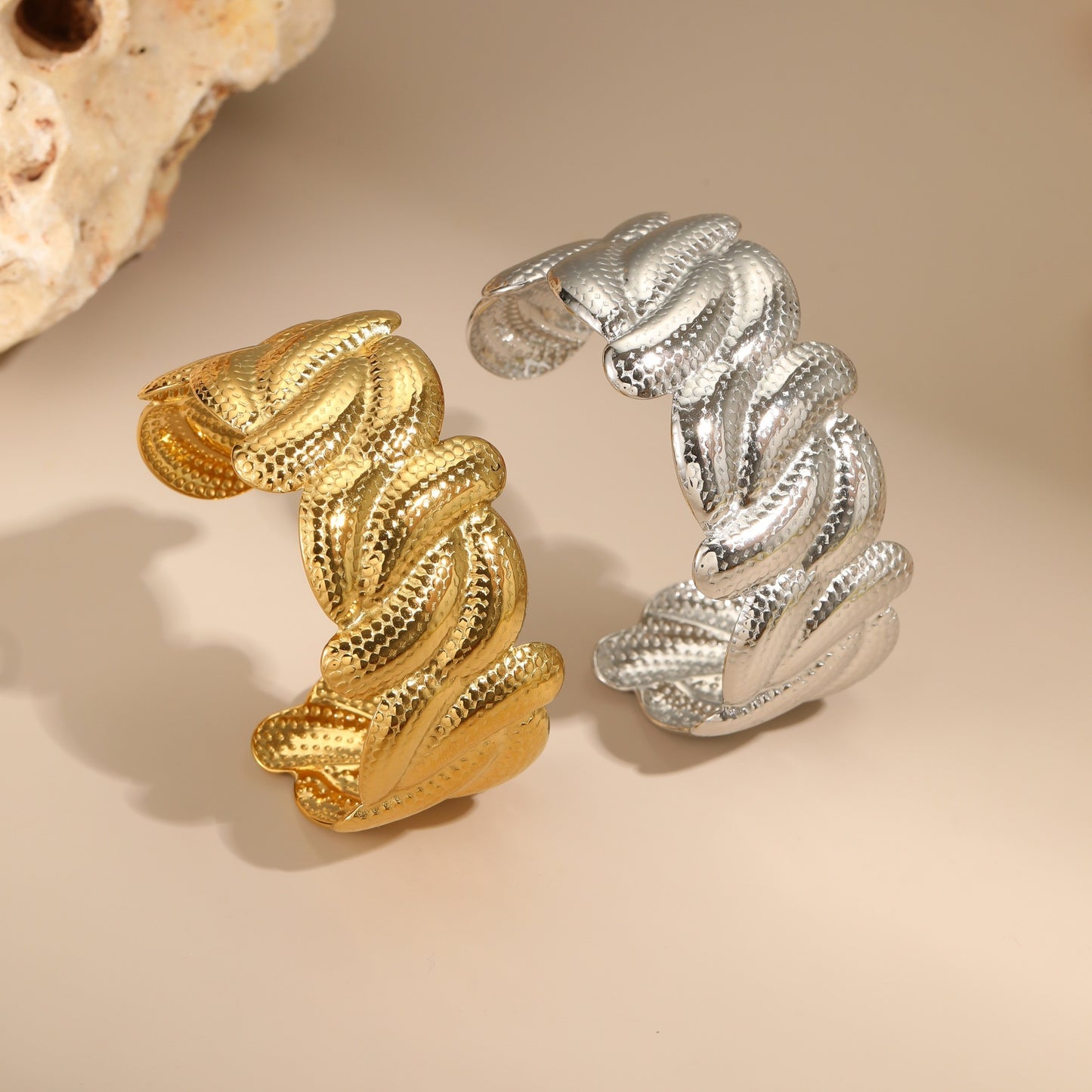 Bracciale alla moda con motivo geometrico in acciaio al titanio placcato oro 18K da donna, gioiello a bracciale aperto regolabile