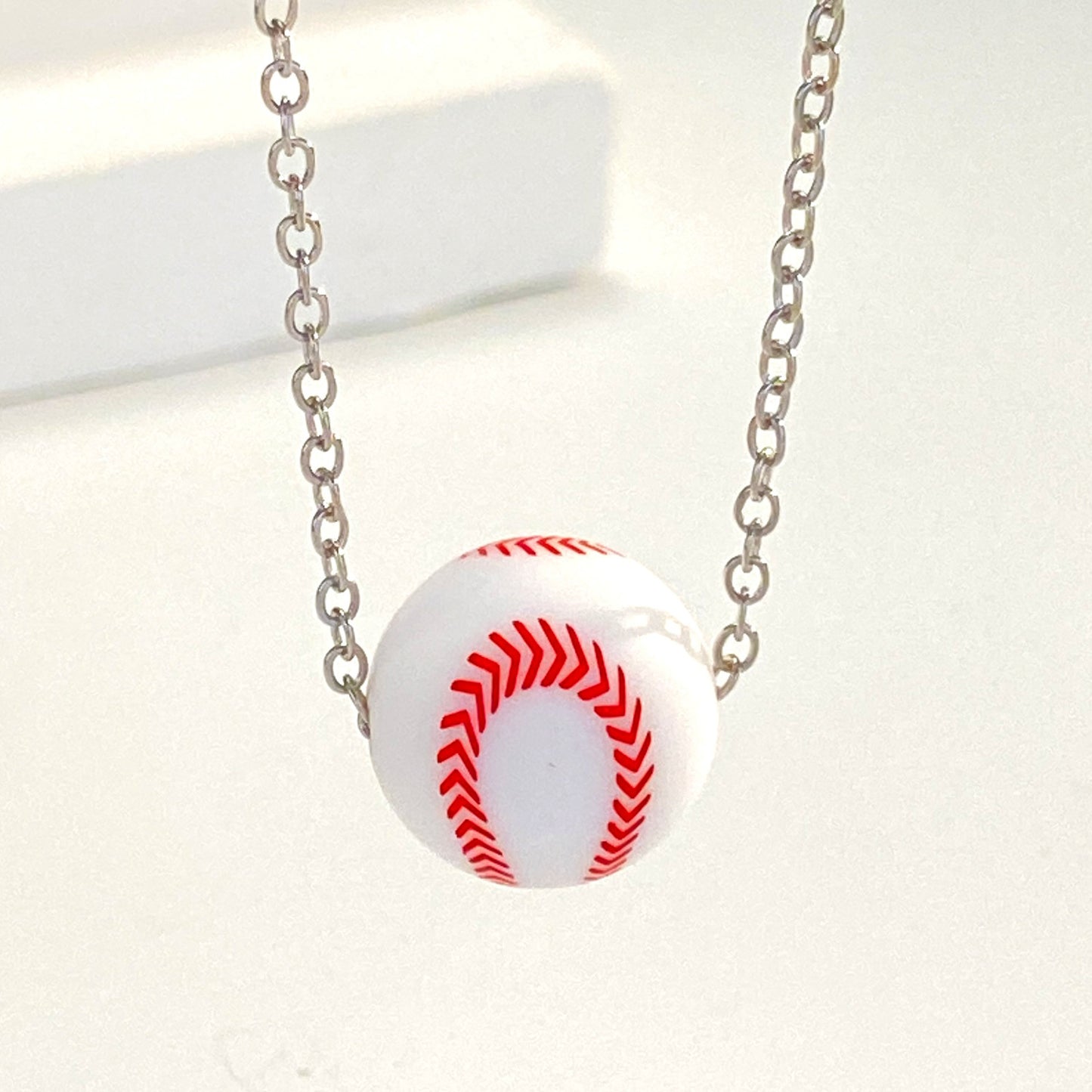 Collana con ciondolo sportivo geometrico in lega placcata per donna