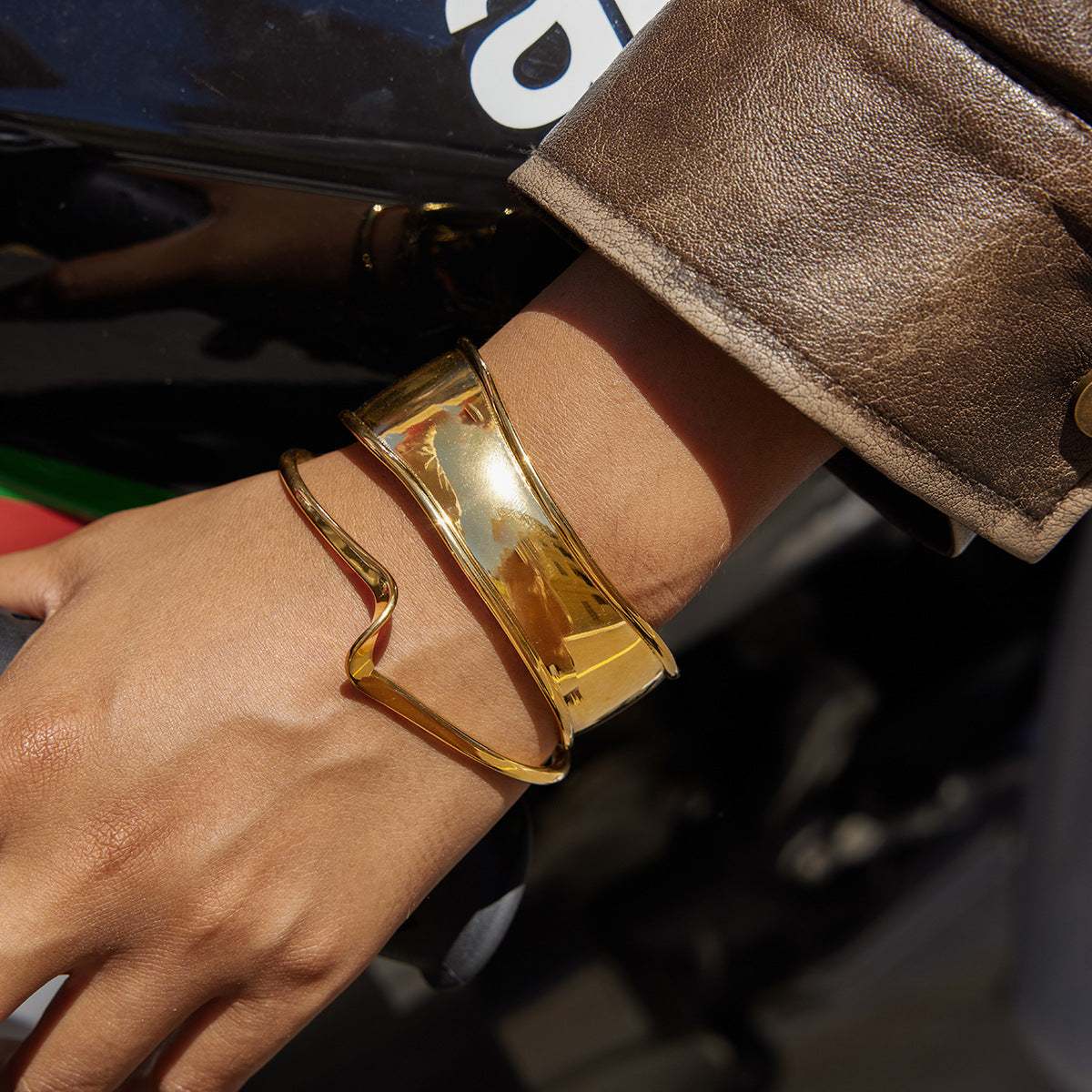 Bracciale Rigido Aperto Minimalista Geometrico in Acciaio al Titanio con Placcatura in Oro 18K da Donna