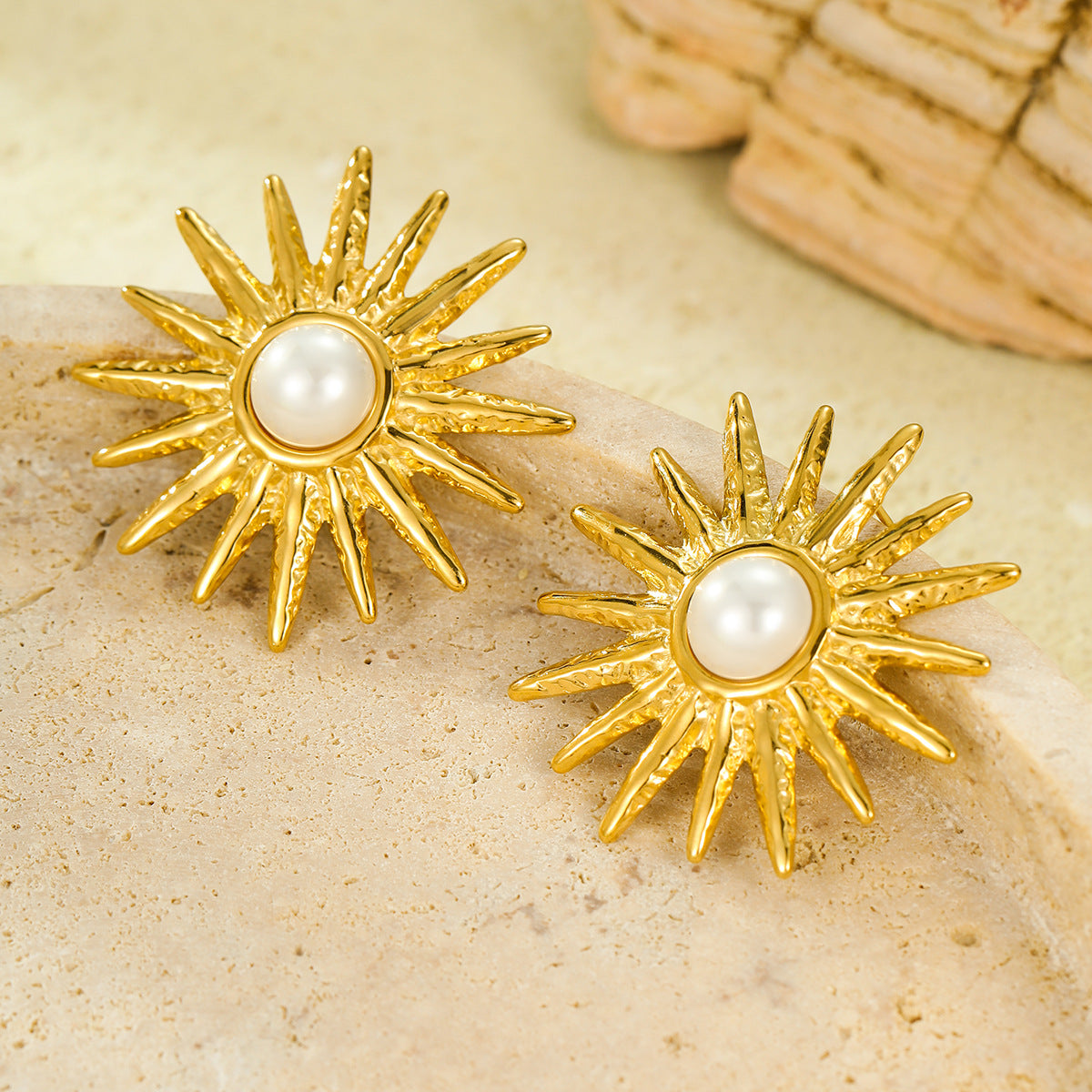 Orecchini a perno da donna vintage a forma di girasole in acciaio inossidabile placcato oro