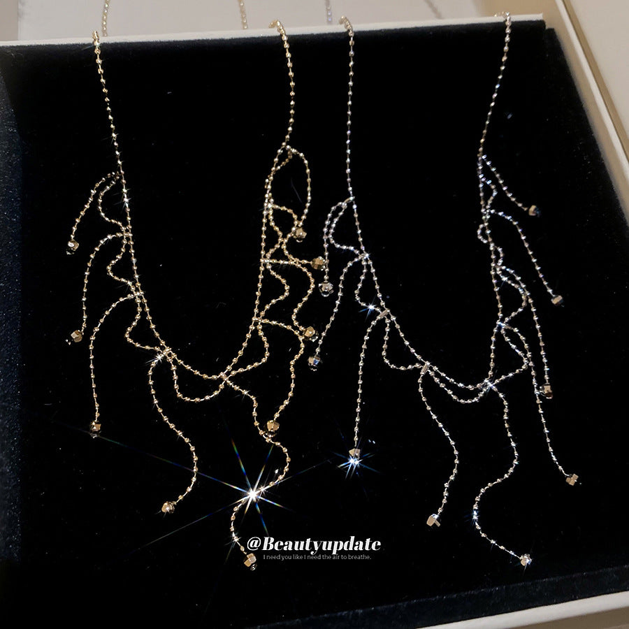Collana Minimalista Geometrica con Ciondolo a Nappa da Donna con Catena in Metallo Galvanizzato e Design a Lunghezza Clavicola