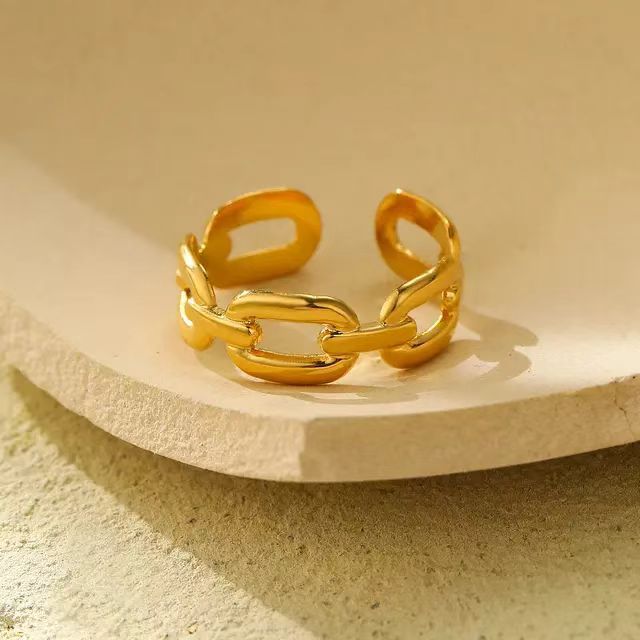 Anillo minimalista geométrico de acero inoxidable con detalle de cadena para mujer, acabado hipoalergénico de acero de titanio