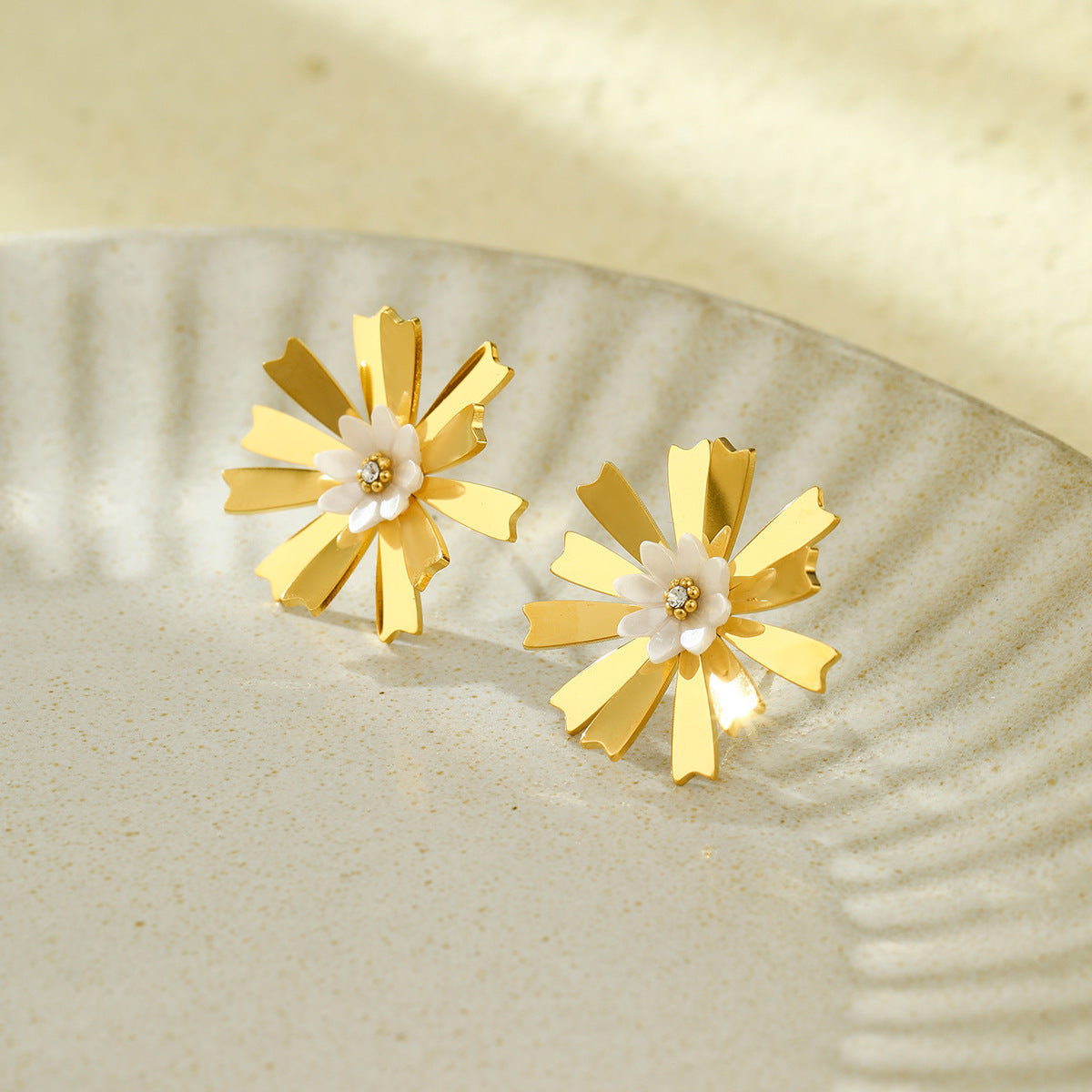 Pendientes minimalistas de acero inoxidable huecos con encaje floral de estilo francés y acabado chapado para mujer